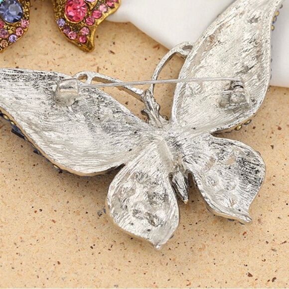 💚 Betsey Johnson stunning crystal butterfly brooch 💚 - Picture 3 of 4